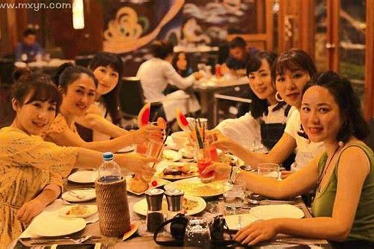 梦见几个人一起吃饭？