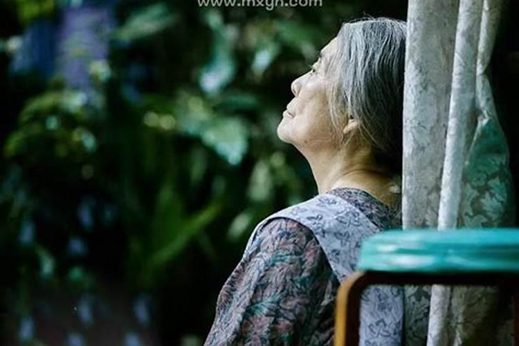 梦见死去的奶奶是什么征兆解梦？