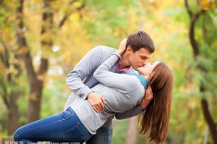 梦见美女和自己亲吻