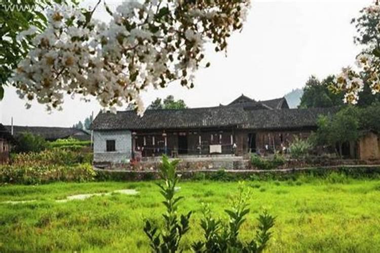 梦见老家的老房子去住了什么意思？