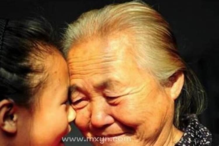 梦见和死去的奶奶说她孤单