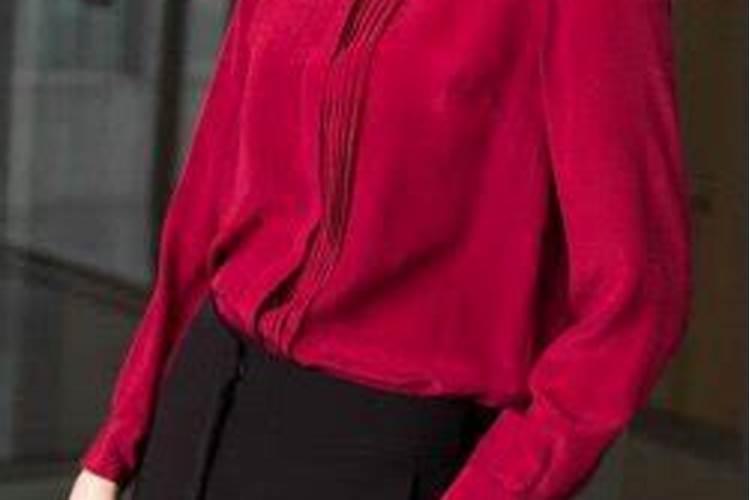 梦见穿红色衣服的女人是什么意思？