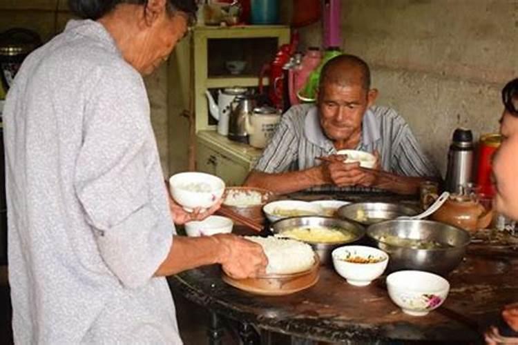 梦见奶奶还活着做饭给我们吃