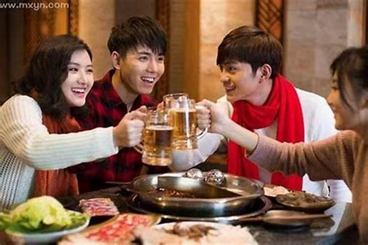 梦见自己吃饭是什么意思？