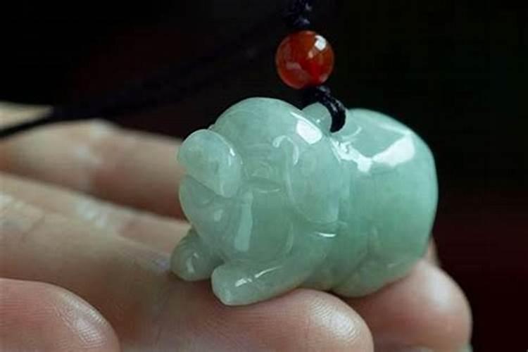 属牛的犯太岁佩戴什么挂坠？