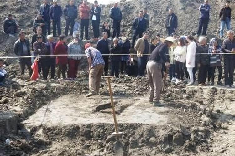 宝应发现古墓后做法事