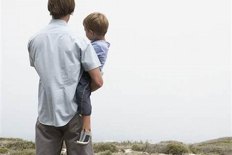 老年妇女梦见抱小男孩