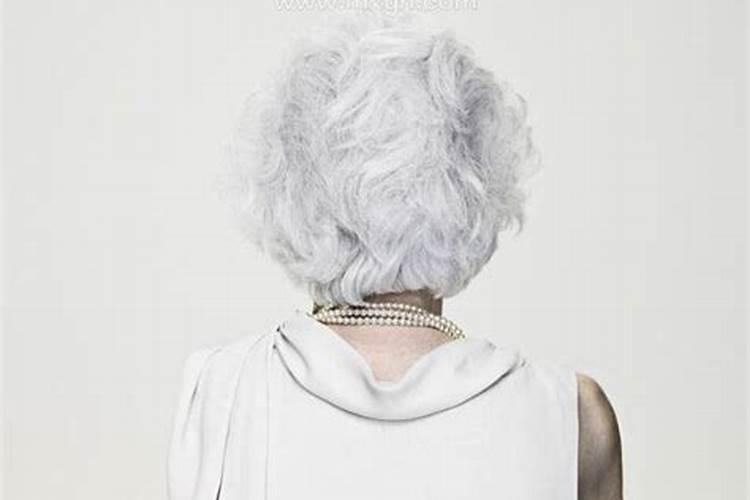 梦见别的女人满头白发