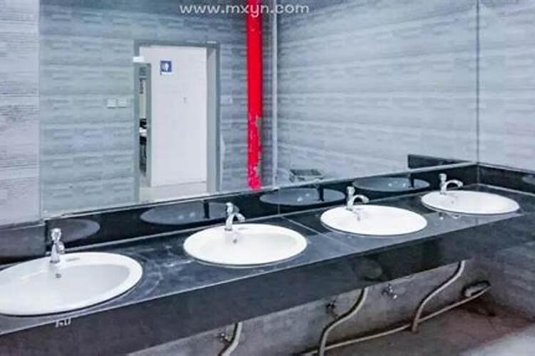 梦见厕所是什么意思？