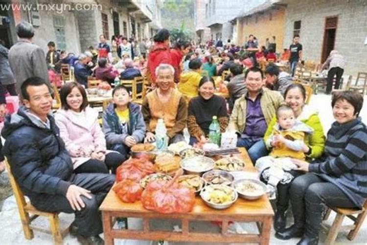 梦见亲人一起吃饭都大笑了