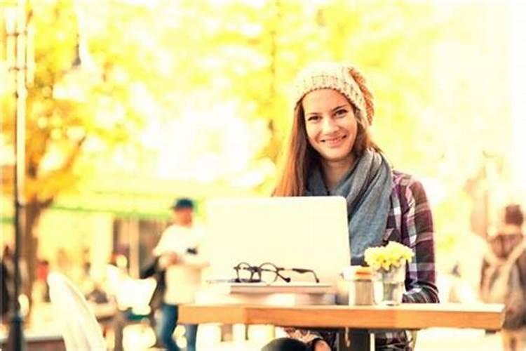 梦见陌生异性和自己说话