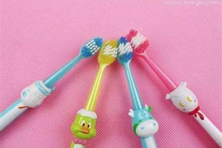 梦见掉牙齿一吐一把