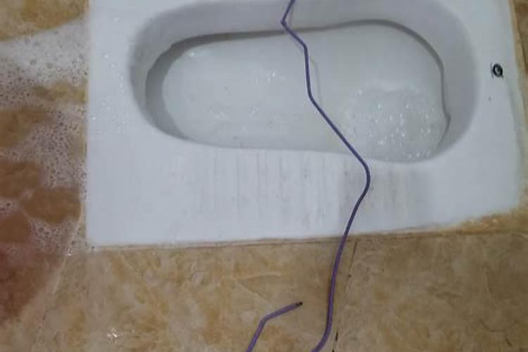 梦到厕所堵了又冲开了