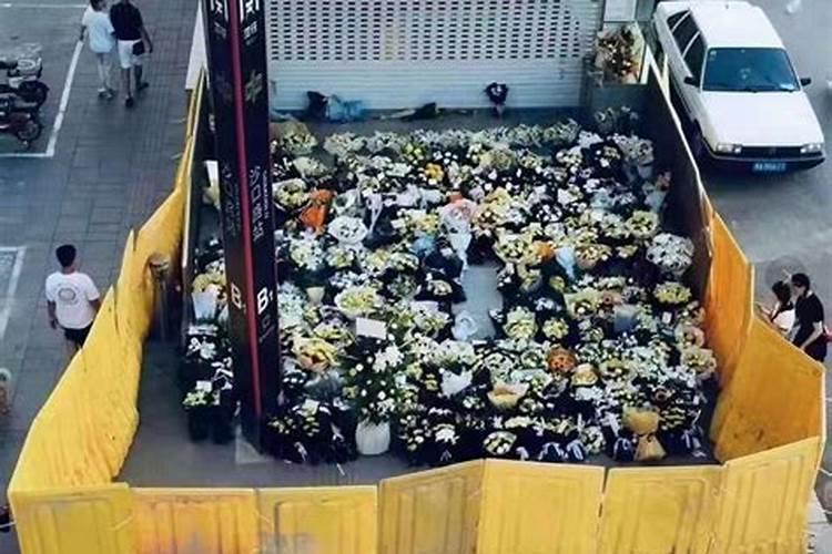 中元节郑州地铁口祭奠鲜花