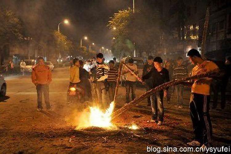 八月十五节日风俗摇火把