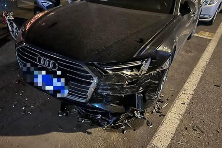 梦见汽车自动跑了然后被撞坏了