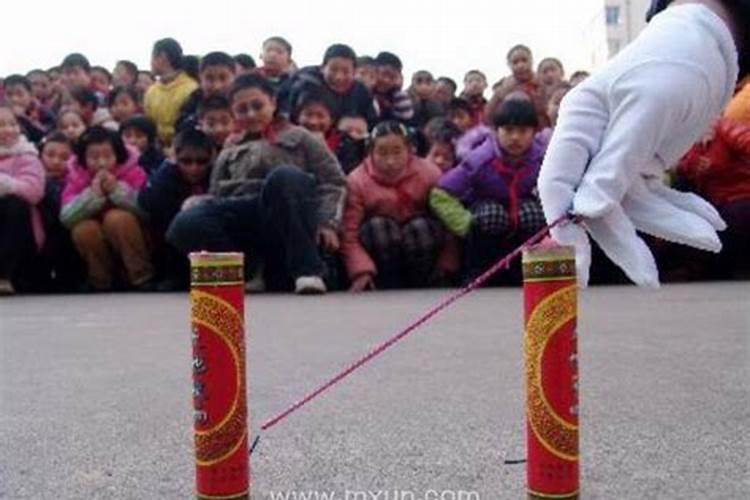 梦见别人放鞭炮炸到自己头上