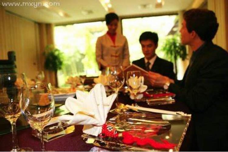 梦见请已故的人吃饭是什么意思？