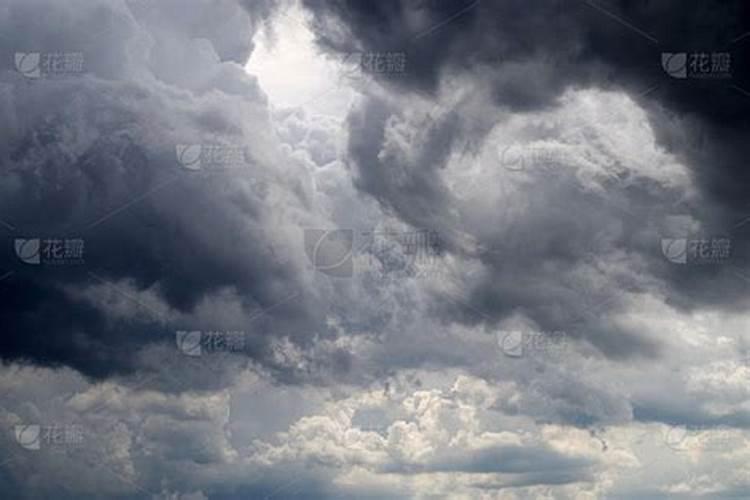 梦到天空乌云密布下雨
