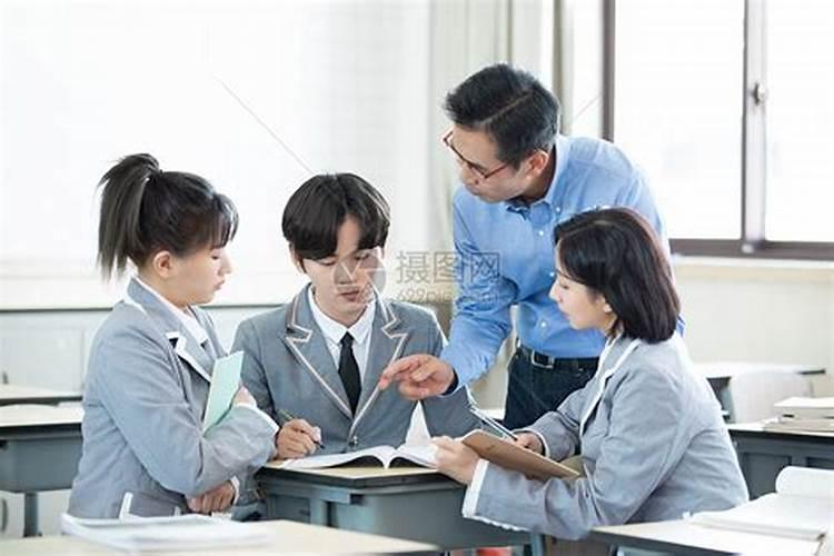 梦见很多学生和老师在一起？