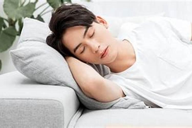 梦到和熟悉的女人亲吻是什么意思？