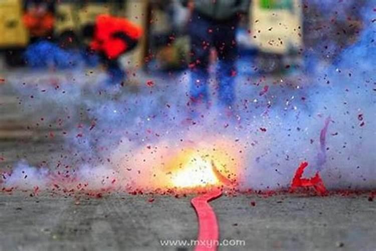 梦见别人放鞭炮吓我