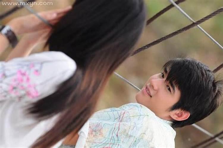 梦见初恋追我预示什么？