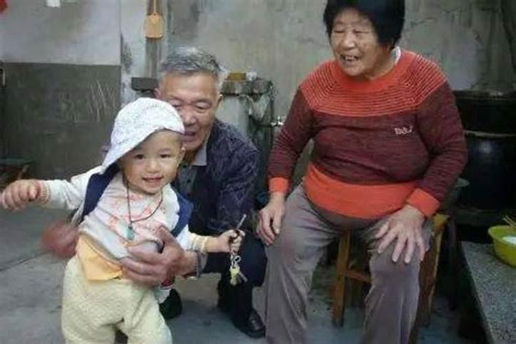 梦见回家了见到父母淘淘大哭