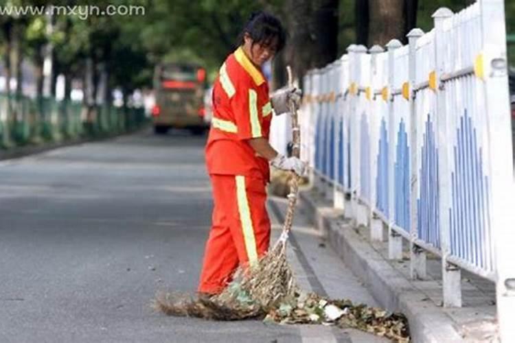 梦见扫地清理很多垃圾？