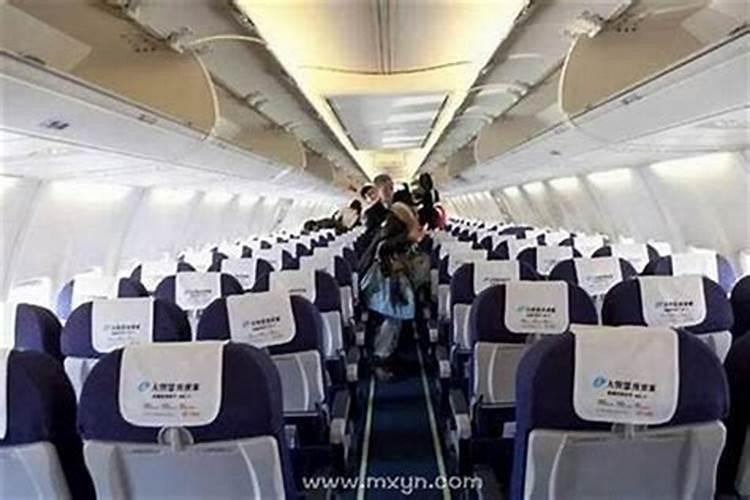 梦到自己坐飞机回家是什么意思？