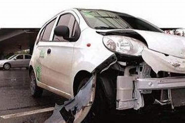 梦见出车祸了人没事车坏了