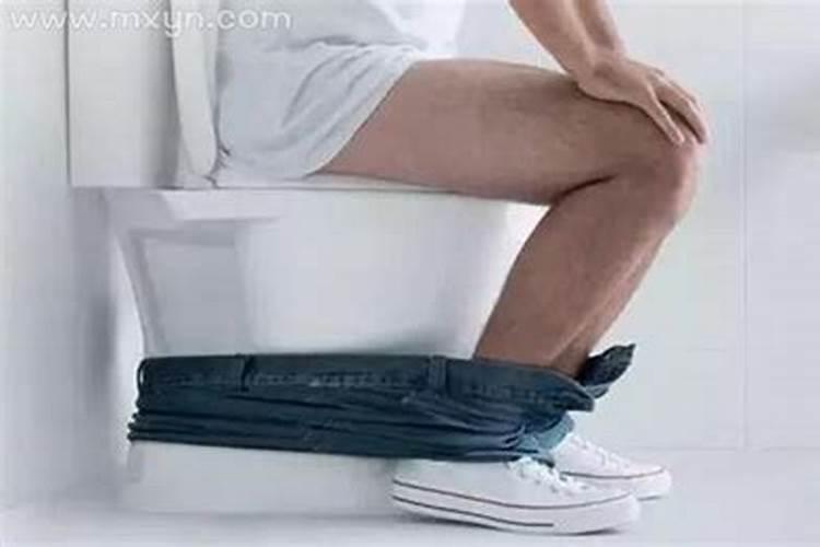 梦见上厕所有水流出