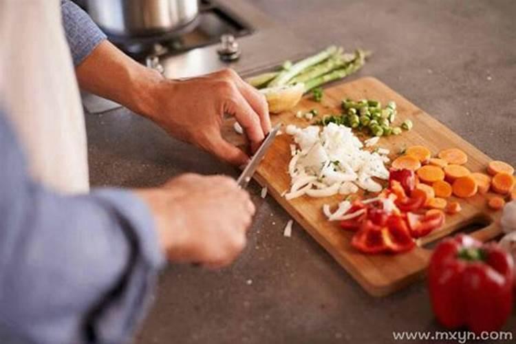 梦见很多人在家做饭吃？