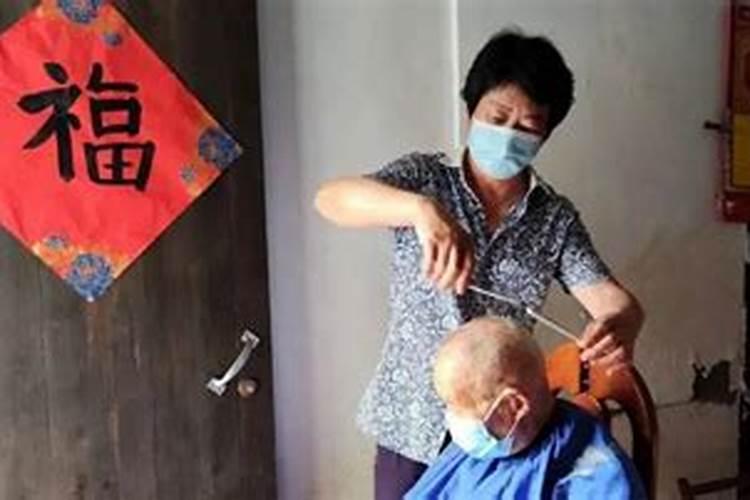 梦见女老熟人来我家