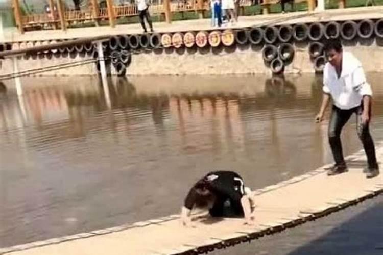 梦见给已逝亲人下跪磕头