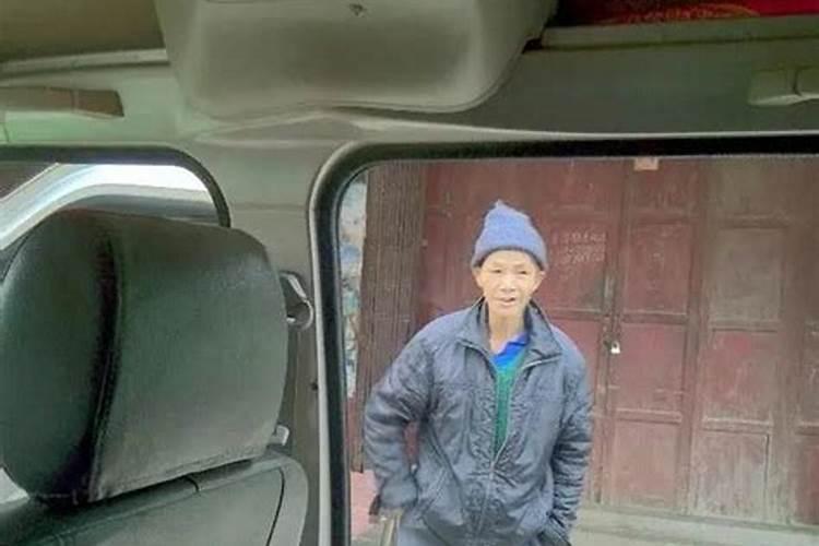 梦见老人开车我坐在车上