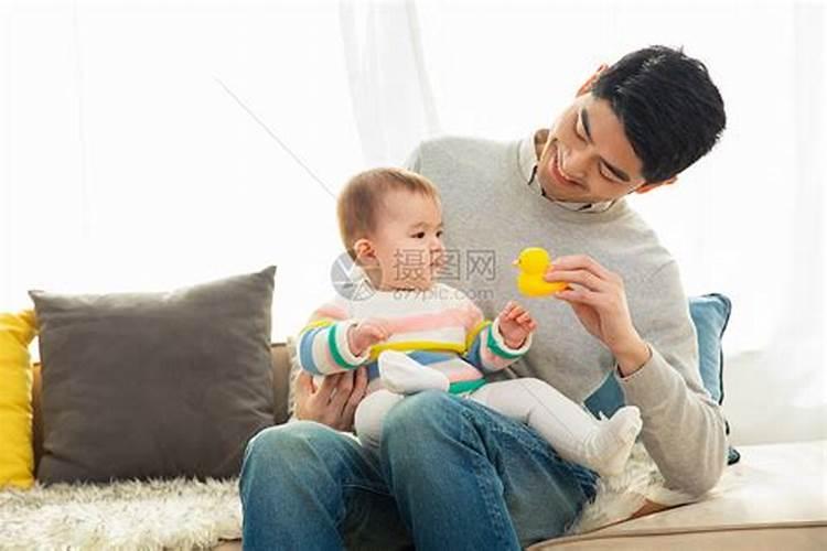 梦见逗小男孩玩特别开心