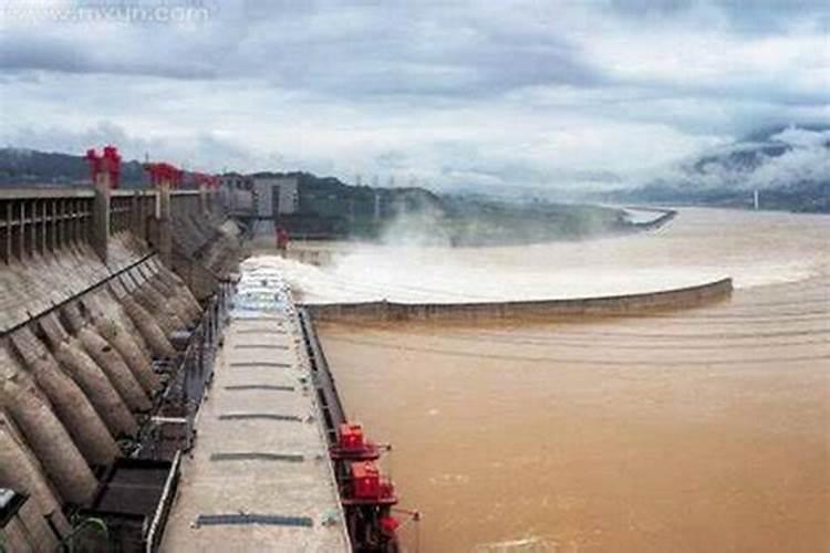 梦见水库的水溢出来了