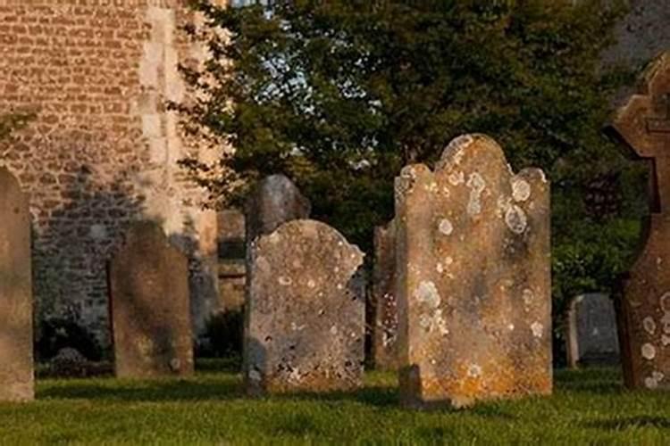 梦见坟院起火是什么意思？