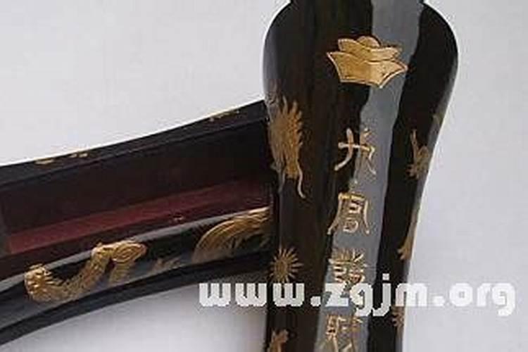 梦见棺材倒了死人掉出来了