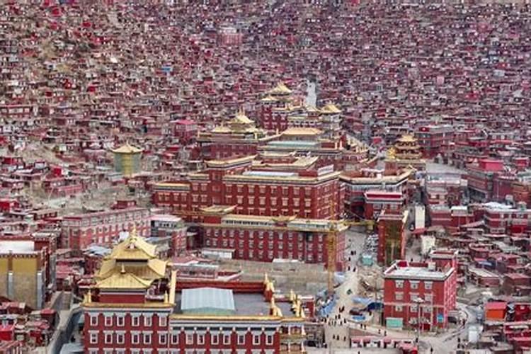 色达五明佛学院做法事