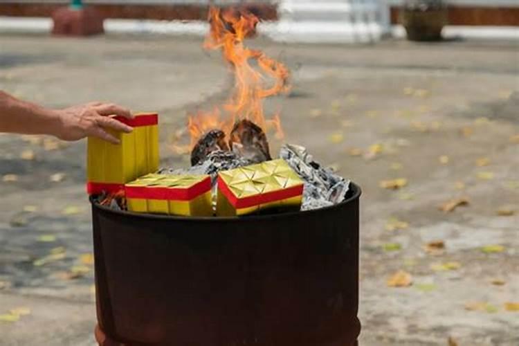 中元节烧纸被罚