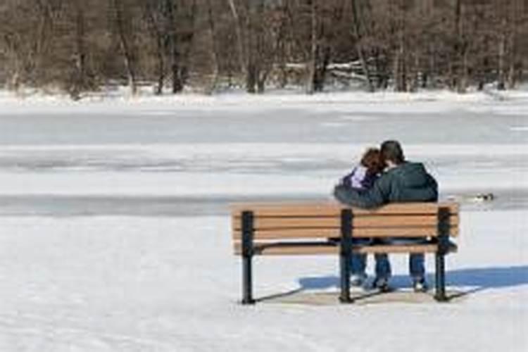 梦见女同学和别人亲热什么意思？