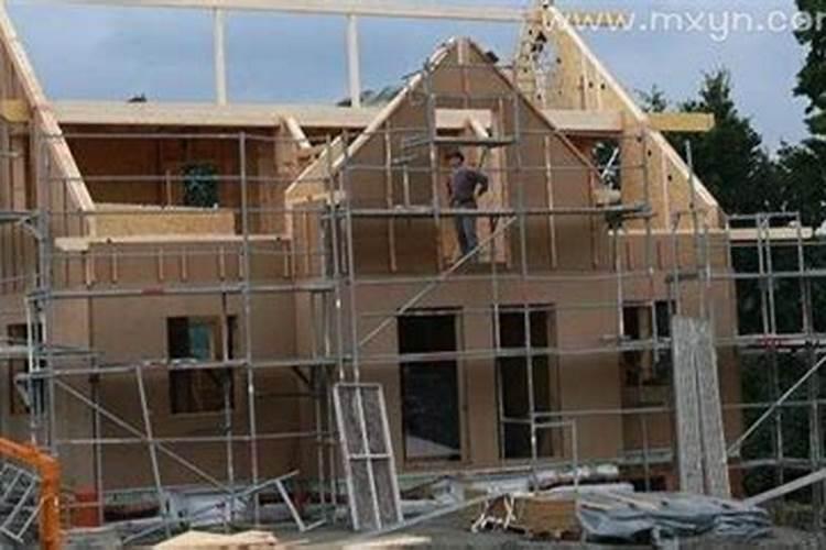 梦见给舅舅家盖房子是怎么回？