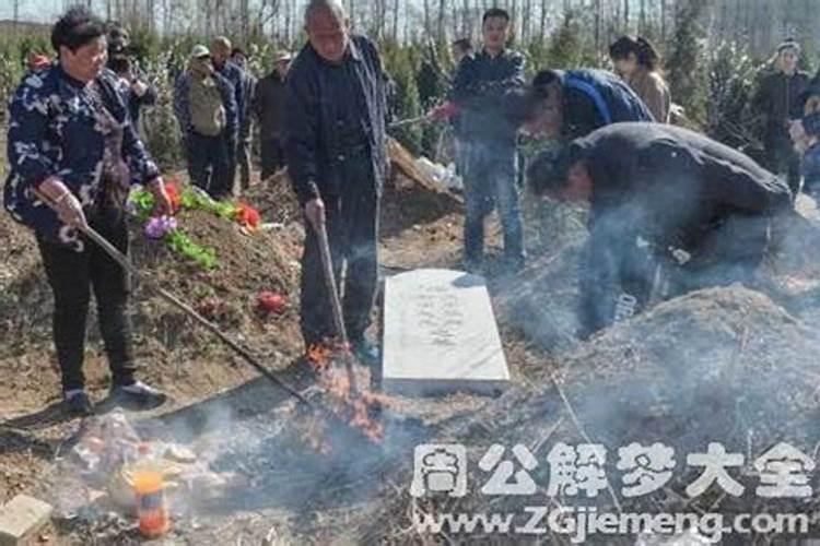 梦到爷爷奶奶坟头露出棺材