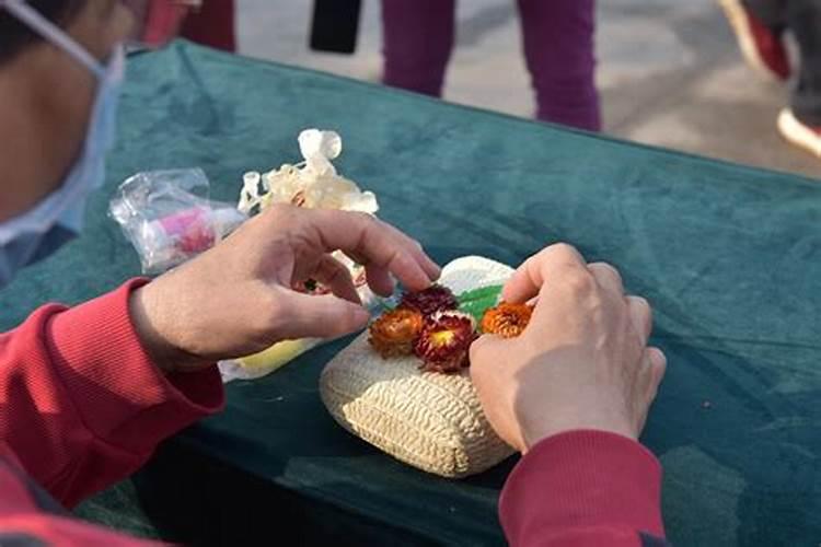 佩戴香囊是重阳节日的习俗