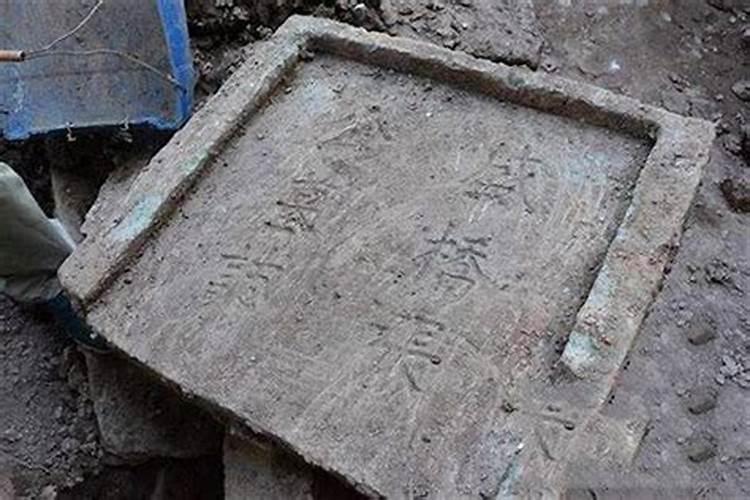 七月十五能修坟立碑吗？