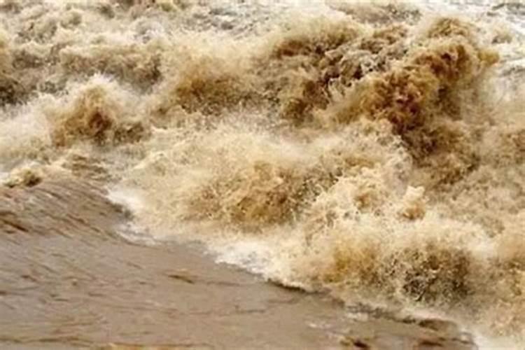 梦见洪水奔涌而来什么意思？