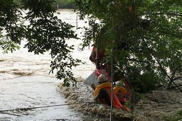 梦见发洪水并且逃生到高处
