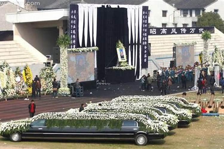 梦见参加亲人的葬礼是什么预兆？